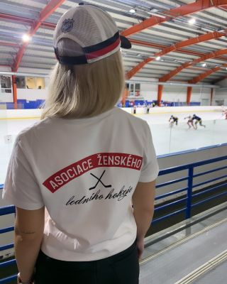 Shout-out pro všechny holky pohybující se na ledě 💯 Tričko je vyráběné specificky pro @asociacezlh pro jejich hráčky, aby...