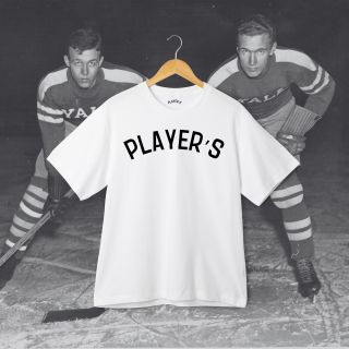 Další tričko, který vracíme na shop, je naše bílá must-have varianta 🏒 V tomto tričku každý pozná, co je Tvůj lední sport...