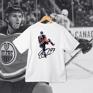 Představujeme Ti nadcházející drop trička “Signature 97” 🫡 Hráči jako McDavid píší hokejovou historii. A nosit ho na sobě...