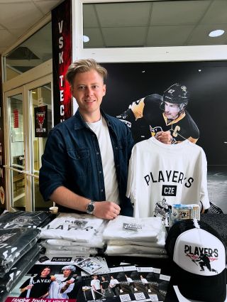 WARM-UP CUP 2025 🏆 Ženský hokejový turnaj v Brně a my v roli stánkaře – všem děkujeme za účast a atmosféru 🏒💥 #ceskyhokej...